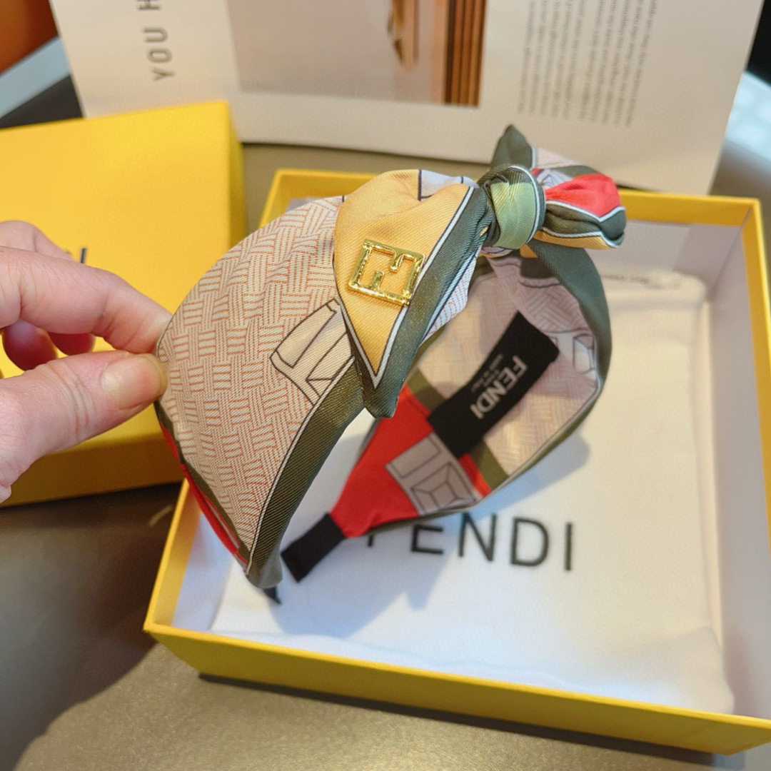 配包装
FENDI 芬迪 火爆新款蝴蝶结字母发箍，复古头箍，简约百搭，潮女必备品，超级的高大上！
