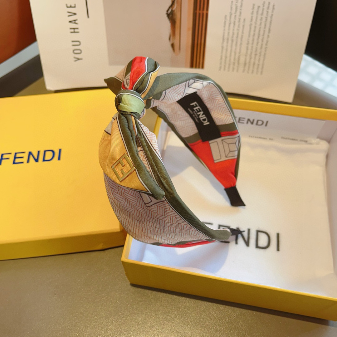 配包装
FENDI 芬迪 火爆新款蝴蝶结字母发箍，复古头箍，简约百搭，潮女必备品，超级的高大上！