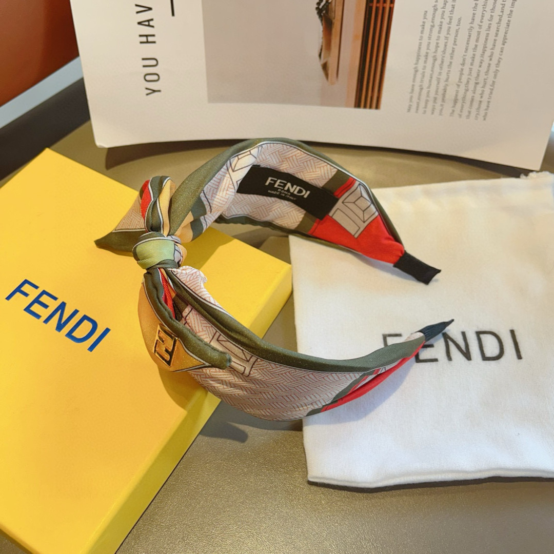 配包装
FENDI 芬迪 火爆新款蝴蝶结字母发箍，复古头箍，简约百搭，潮女必备品，超级的高大上！