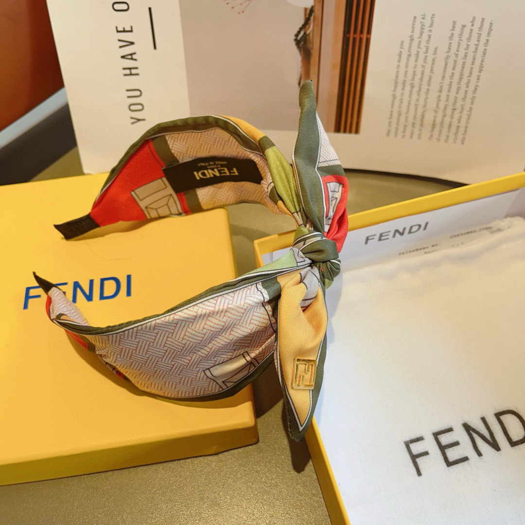 配包装
FENDI 芬迪 火爆新款蝴蝶结字母发箍，复古头箍，简约百搭，潮女必备品，超级的高大上！