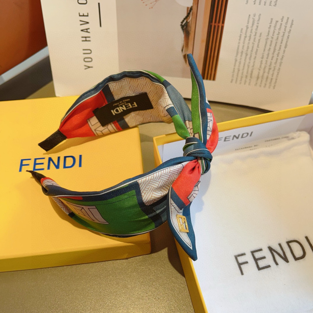 配包装
FENDI 芬迪 火爆新款蝴蝶结字母发箍，复古头箍，简约百搭，潮女必备品，超级的高大上！