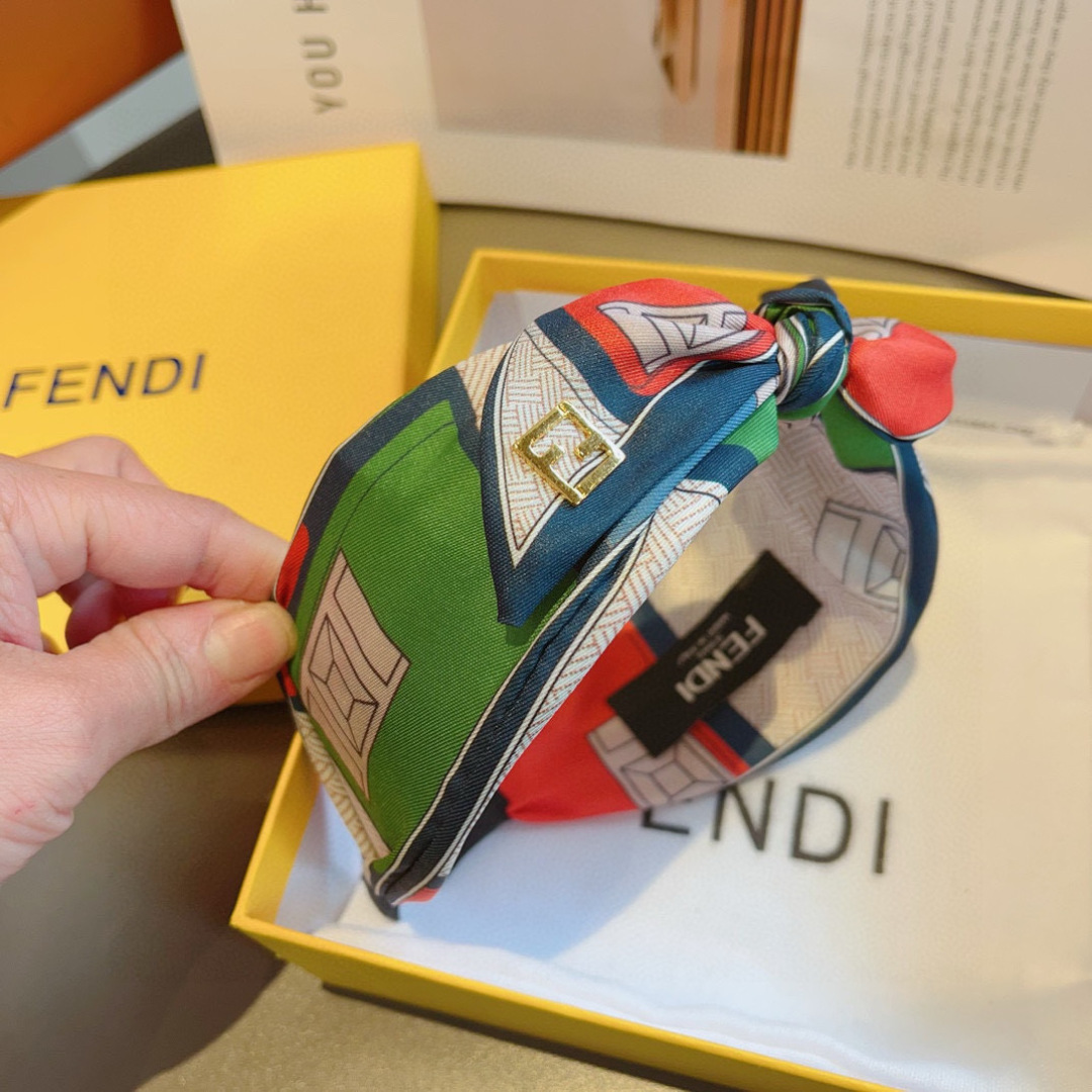 配包装
FENDI 芬迪 火爆新款蝴蝶结字母发箍，复古头箍，简约百搭，潮女必备品，超级的高大上！