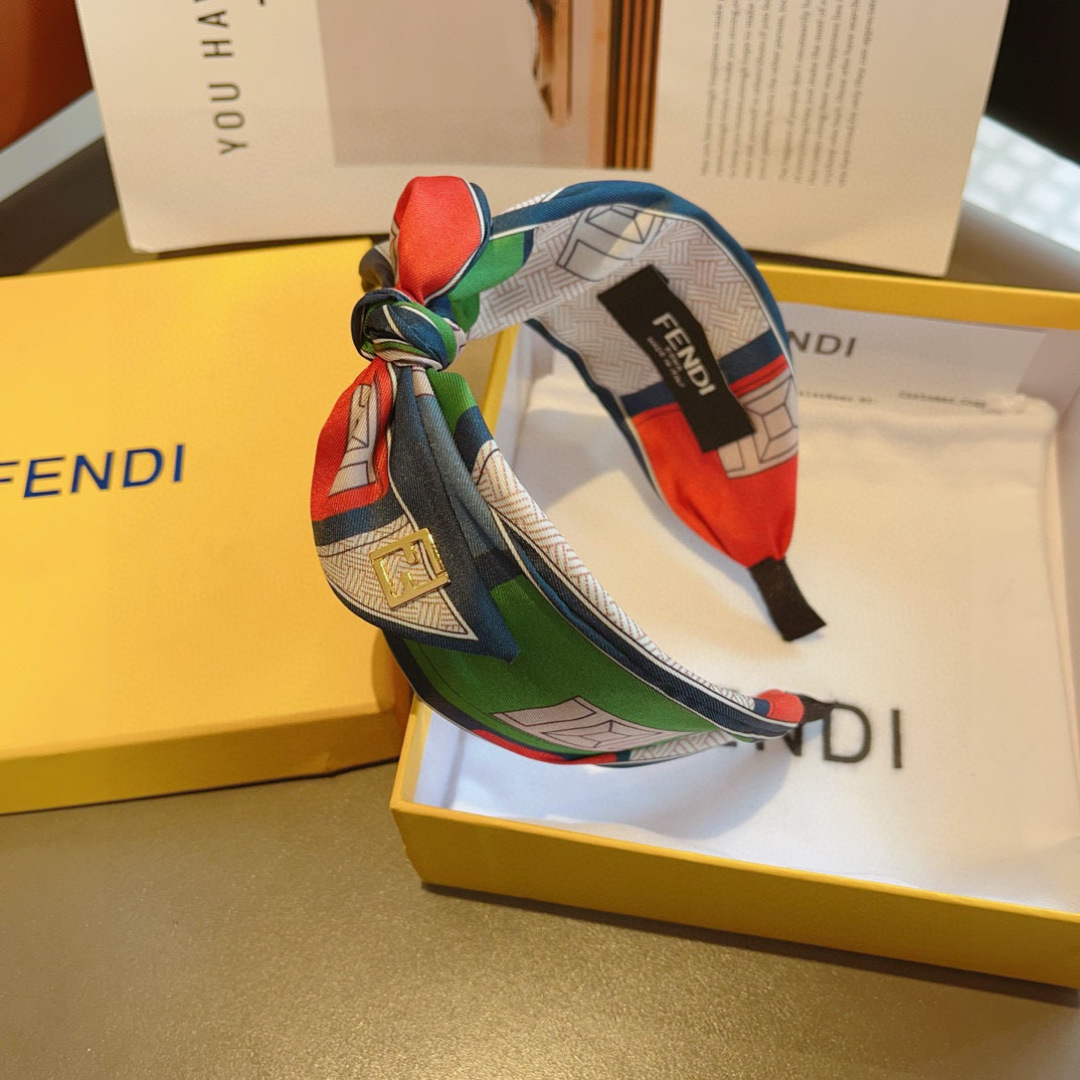 配包装
FENDI 芬迪 火爆新款蝴蝶结字母发箍，复古头箍，简约百搭，潮女必备品，超级的高大上！