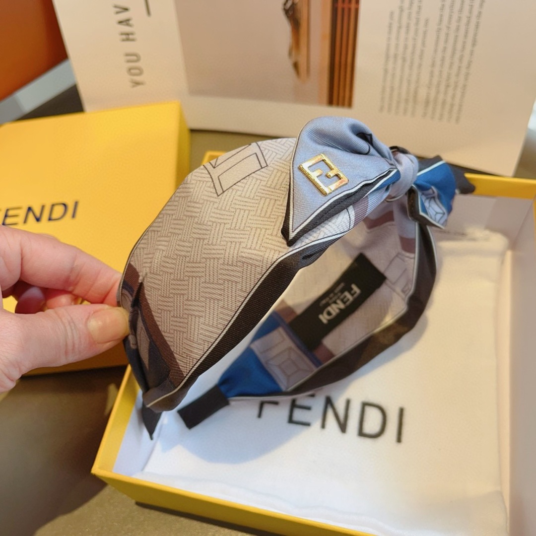 配包装
FENDI 芬迪 火爆新款蝴蝶结字母发箍，复古头箍，简约百搭，潮女必备品，超级的高大上！