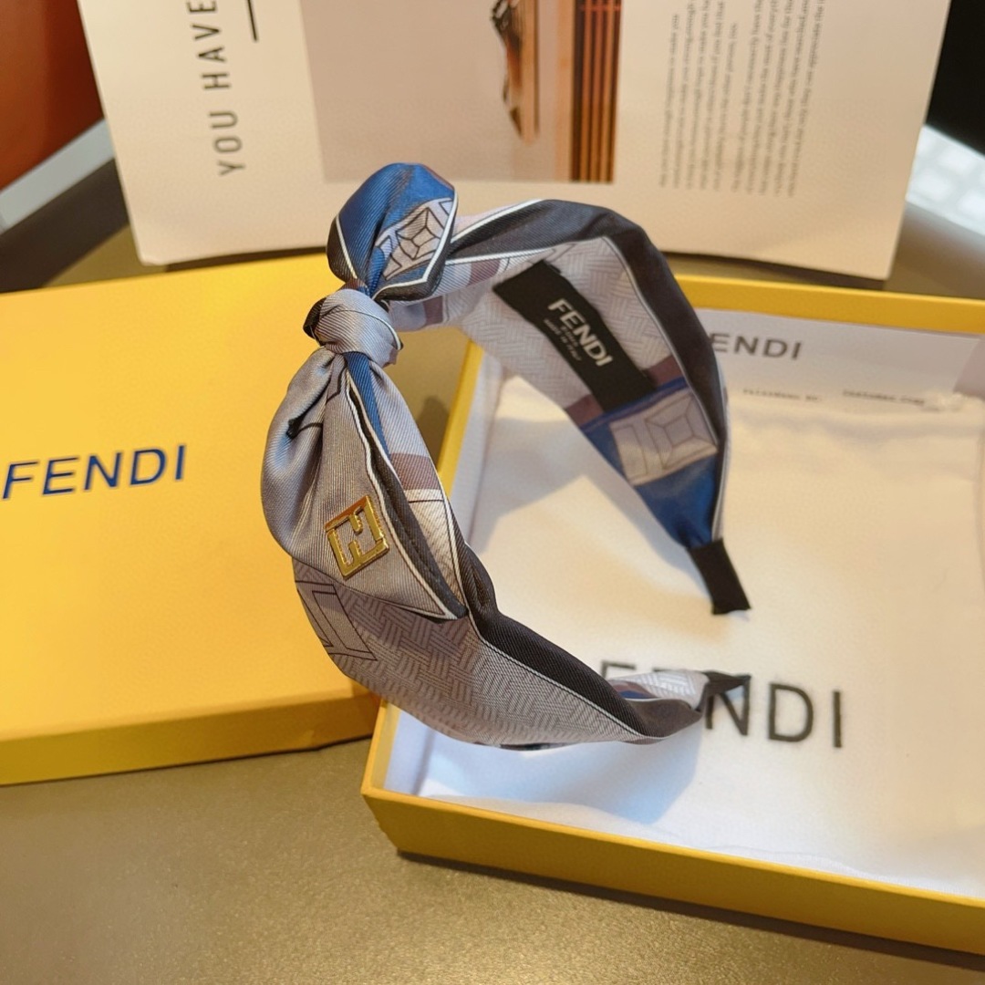 配包装
FENDI 芬迪 火爆新款蝴蝶结字母发箍，复古头箍，简约百搭，潮女必备品，超级的高大上！