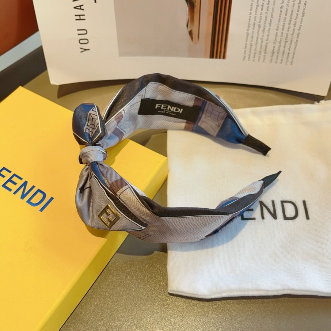 配包装
FENDI 芬迪 火爆新款蝴蝶结字母发箍，复古头箍，简约百搭，潮女必备品，超级的高大上！