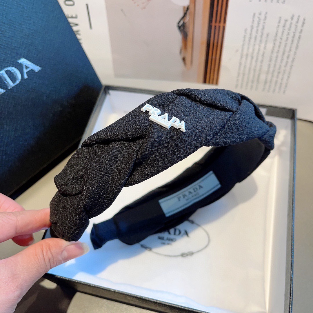 配包装
PRADA （普拉达） 新款潮流发箍。气质女神必备单品。非常百搭，时尚潮流， 戴上它满满的高大上