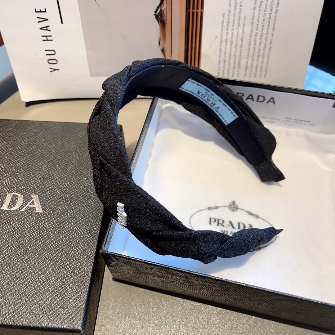 配包装
PRADA （普拉达） 新款潮流发箍。气质女神必备单品。非常百搭，时尚潮流， 戴上它满满的高大上