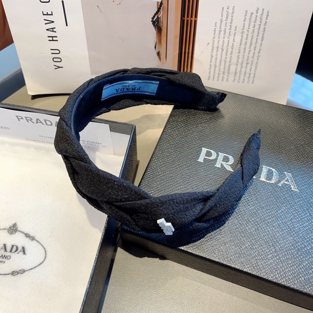 配包装
PRADA （普拉达） 新款潮流发箍。气质女神必备单品。非常百搭，时尚潮流， 戴上它满满的高大上