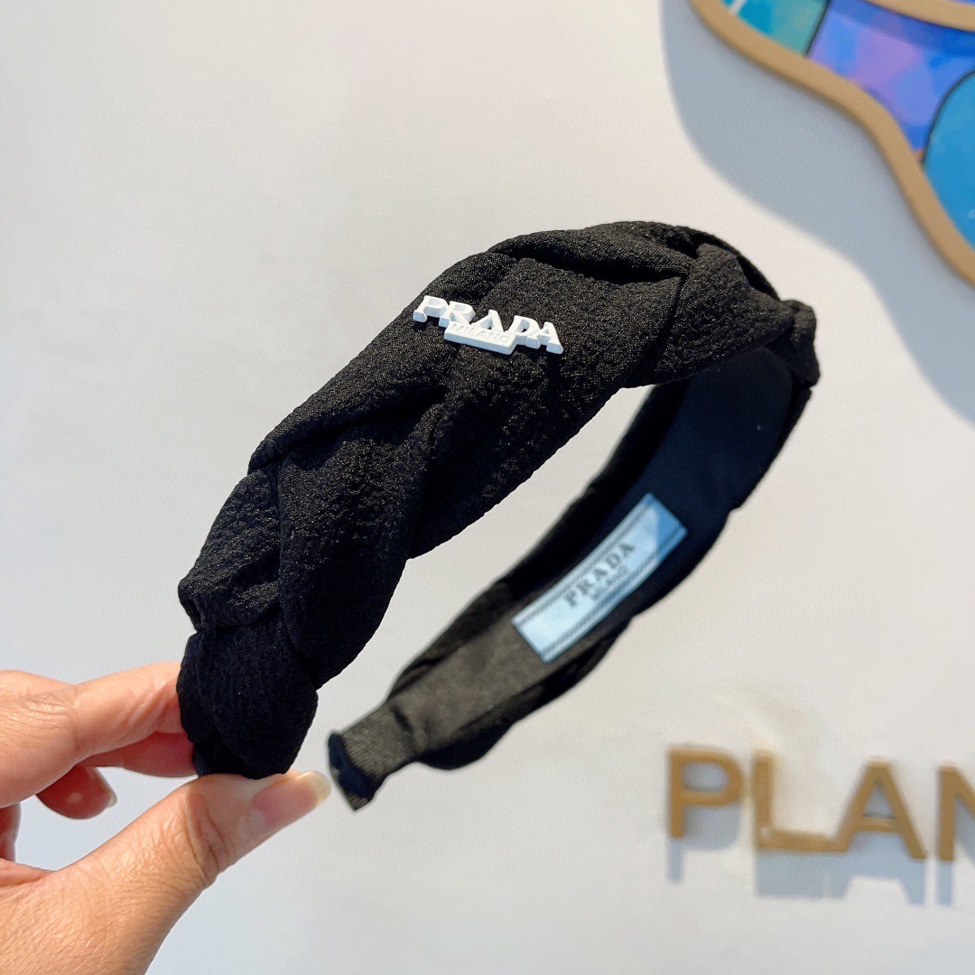 配包装
PRADA （普拉达） 新款潮流发箍。气质女神必备单品。非常百搭，时尚潮流， 戴上它满满的高大上