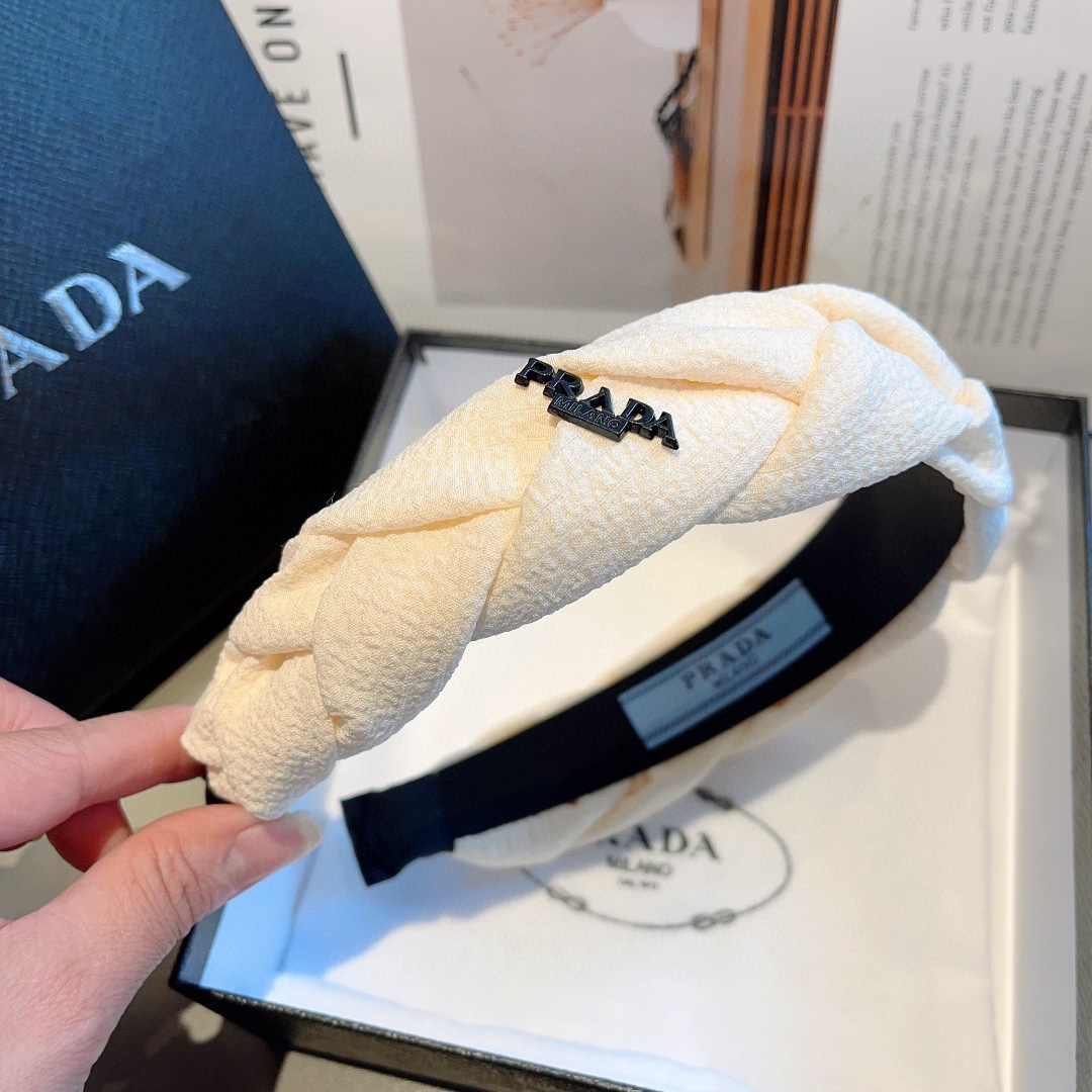 配包装
PRADA （普拉达） 新款潮流发箍。气质女神必备单品。非常百搭，时尚潮流， 戴上它满满的高大上