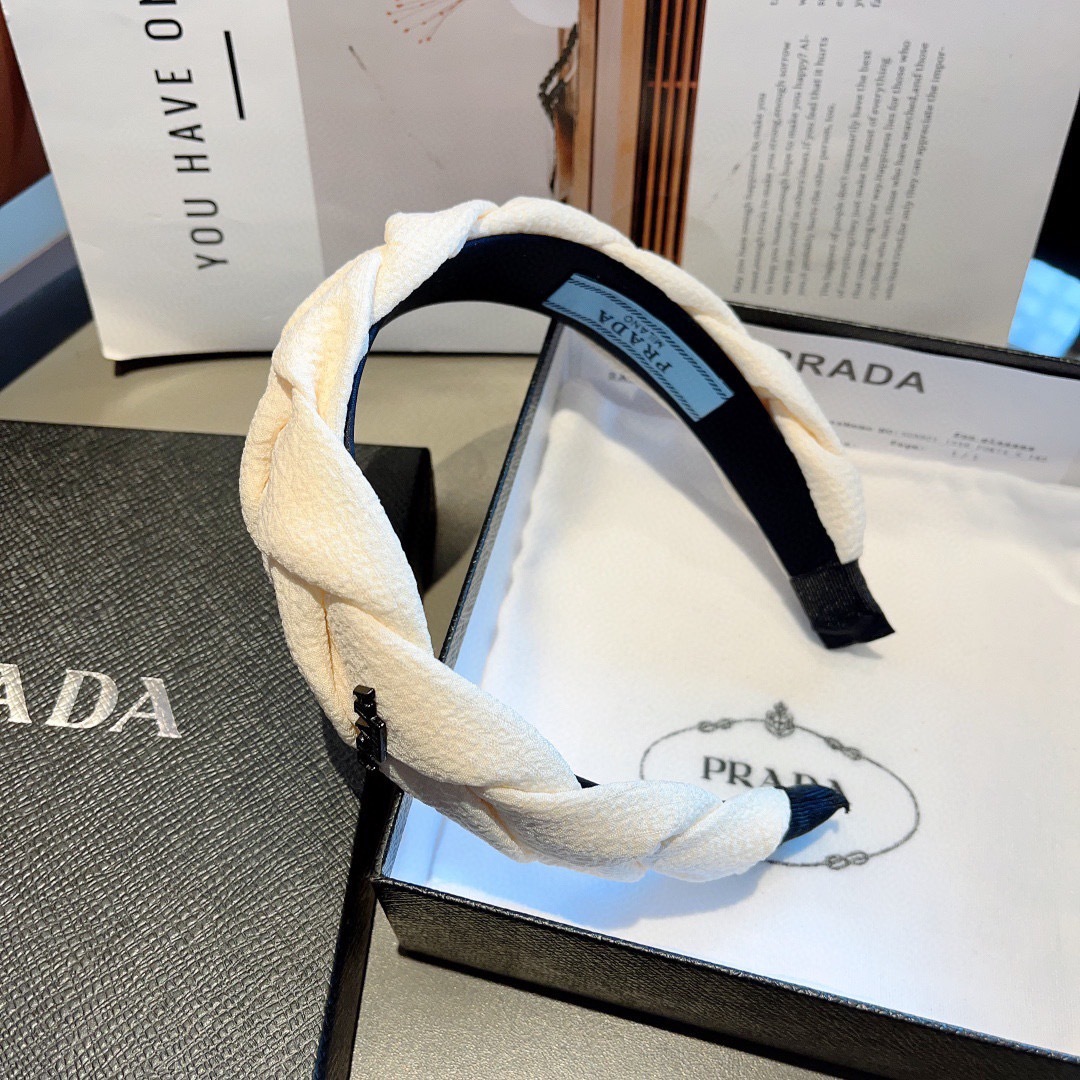 配包装
PRADA （普拉达） 新款潮流发箍。气质女神必备单品。非常百搭，时尚潮流， 戴上它满满的高大上