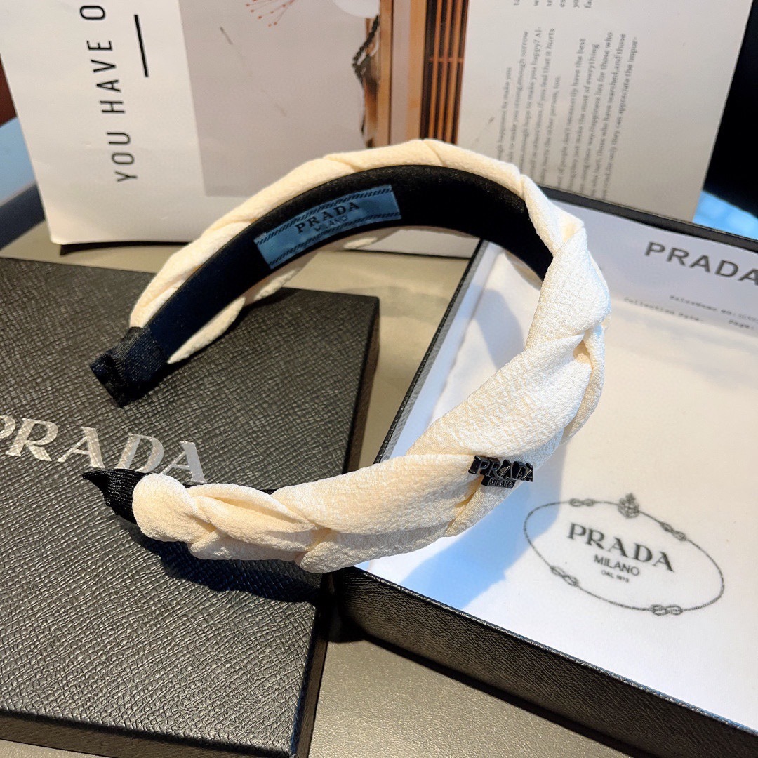 配包装
PRADA （普拉达） 新款潮流发箍。气质女神必备单品。非常百搭，时尚潮流， 戴上它满满的高大上