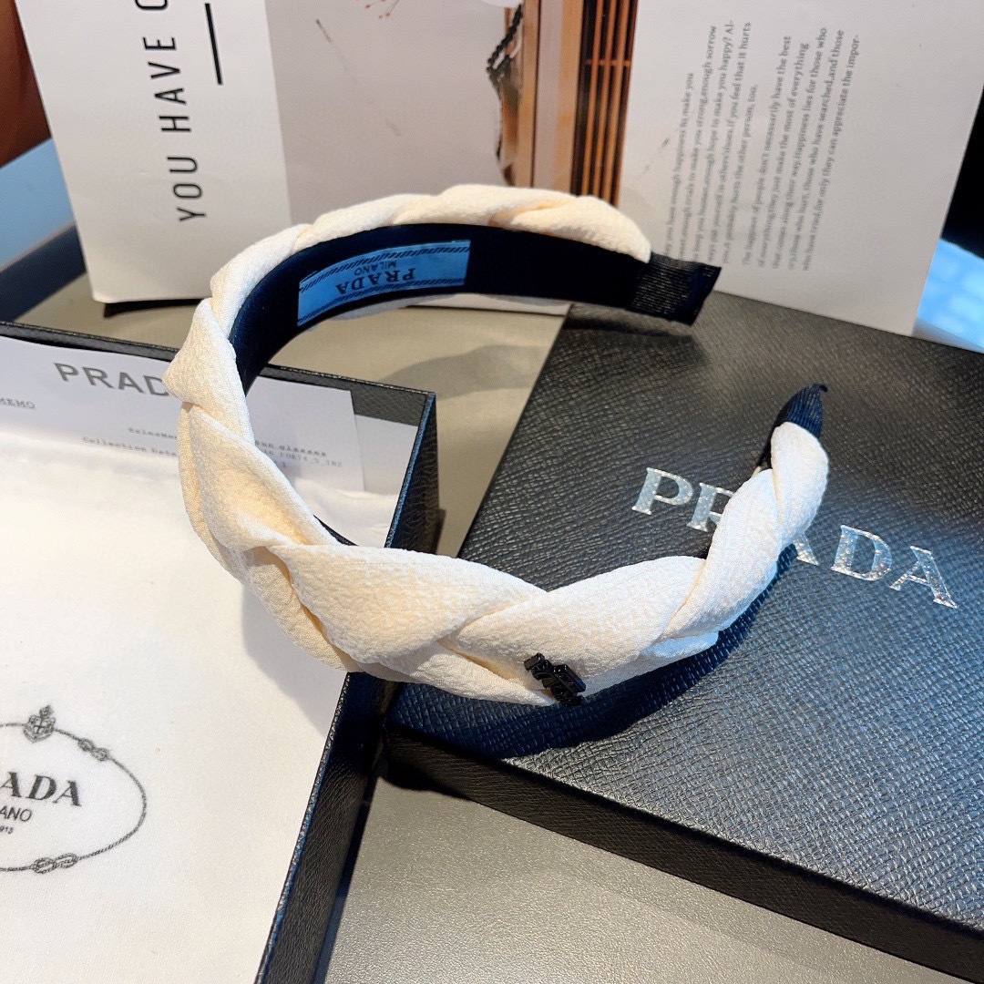 配包装
PRADA （普拉达） 新款潮流发箍。气质女神必备单品。非常百搭，时尚潮流， 戴上它满满的高大上