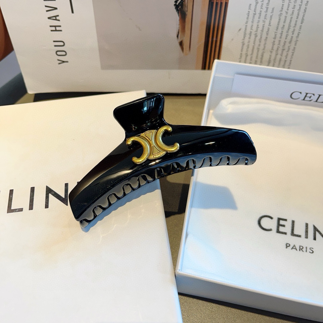 配包装
CELINE（赛琳） 凯旋门新款复古抓夹 鸭嘴夹发夹，经典字母logo弹簧夹， 超精致，转图必爆