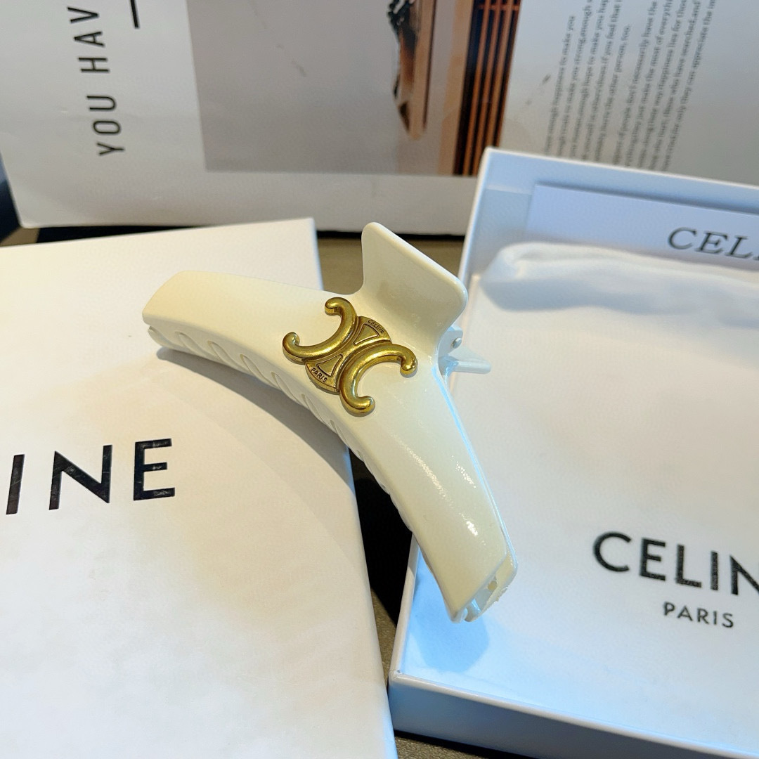 配包装
CELINE（赛琳） 凯旋门新款复古抓夹 鸭嘴夹发夹，经典字母logo弹簧夹， 超精致，转图必爆