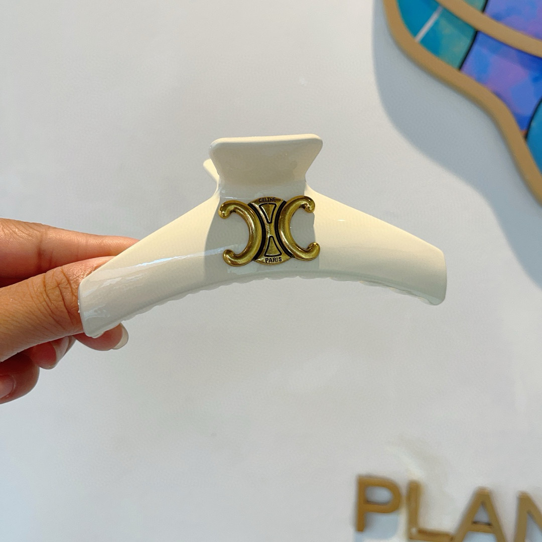 配包装
CELINE（赛琳） 凯旋门新款复古抓夹 鸭嘴夹发夹，经典字母logo弹簧夹， 超精致，转图必爆