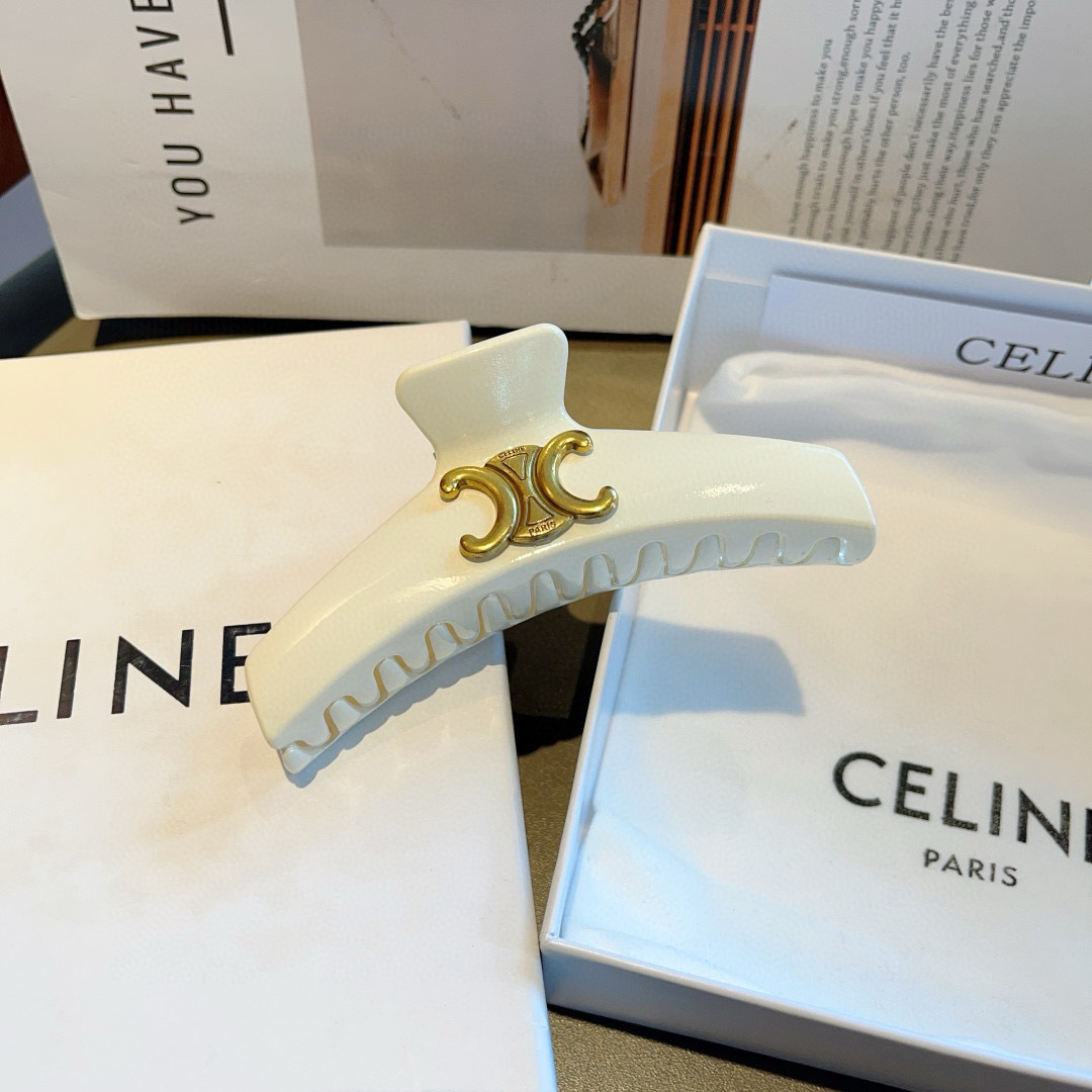配包装
CELINE（赛琳） 凯旋门新款复古抓夹 鸭嘴夹发夹，经典字母logo弹簧夹， 超精致，转图必爆