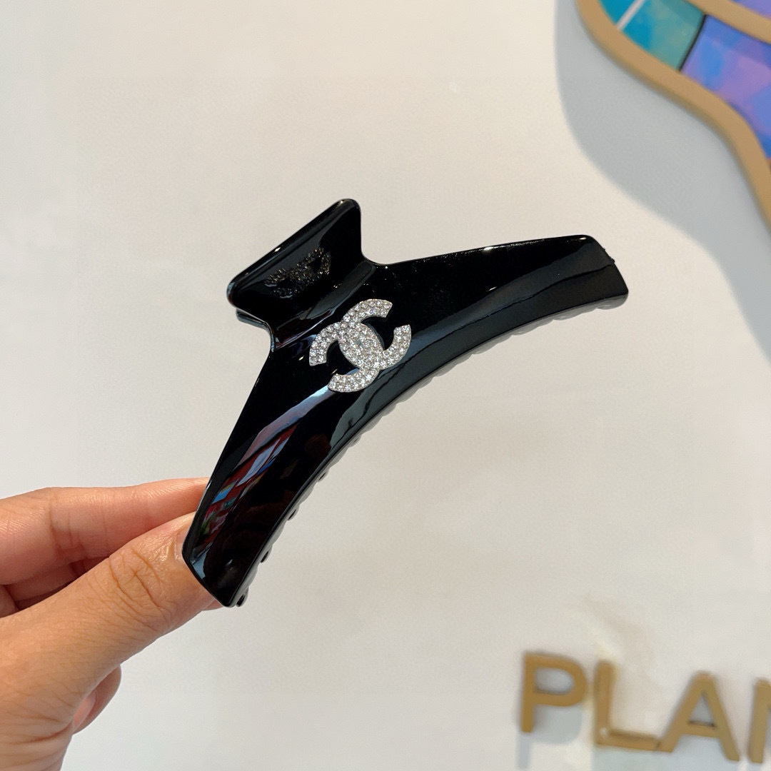 配包装
CHANEL（香奈儿）新款手工贴钻网红抓夹，高级感字母简约复古发夹原单货，简约百搭，潮女必备品，