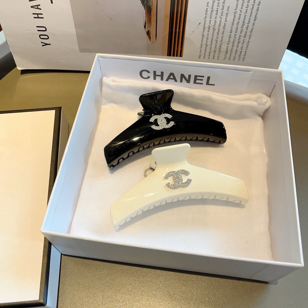 配包装
CHANEL（香奈儿）新款手工贴钻网红抓夹，高级感字母简约复古发夹原单货，简约百搭，潮女必备品，