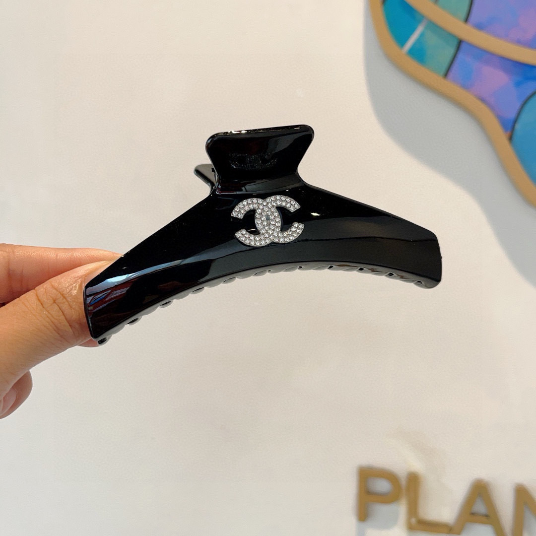 配包装
CHANEL（香奈儿）新款手工贴钻网红抓夹，高级感字母简约复古发夹原单货，简约百搭，潮女必备品，