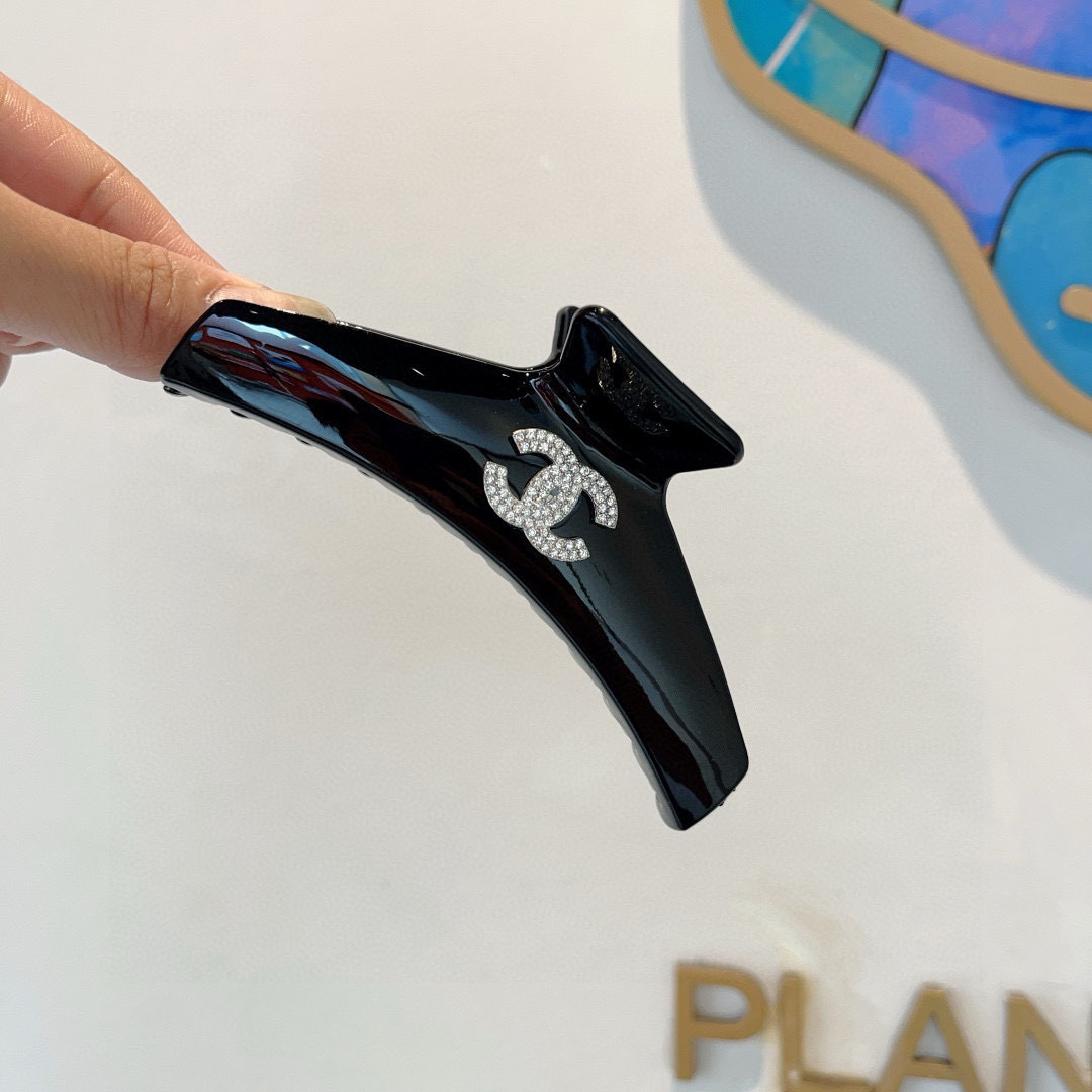 配包装
CHANEL（香奈儿）新款手工贴钻网红抓夹，高级感字母简约复古发夹原单货，简约百搭，潮女必备品，