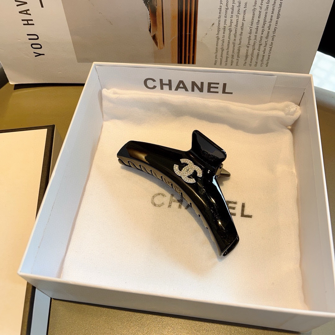 配包装
CHANEL（香奈儿）新款手工贴钻网红抓夹，高级感字母简约复古发夹原单货，简约百搭，潮女必备品，