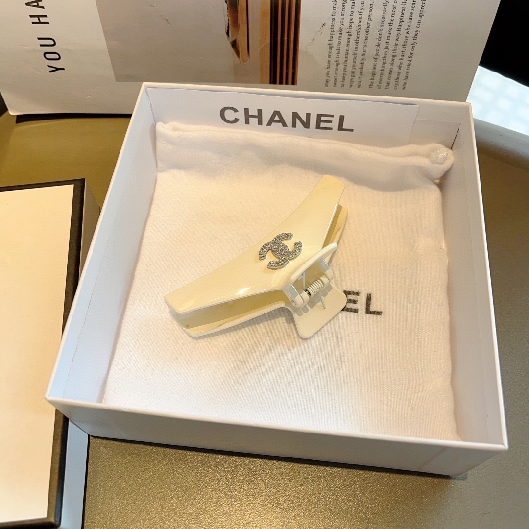 配包装
CHANEL（香奈儿）新款手工贴钻网红抓夹，高级感字母简约复古发夹原单货，简约百搭，潮女必备品，