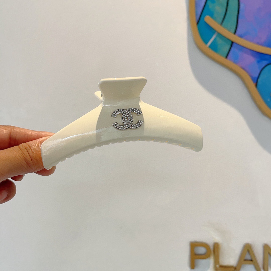 配包装
CHANEL（香奈儿）新款手工贴钻网红抓夹，高级感字母简约复古发夹原单货，简约百搭，潮女必备品，