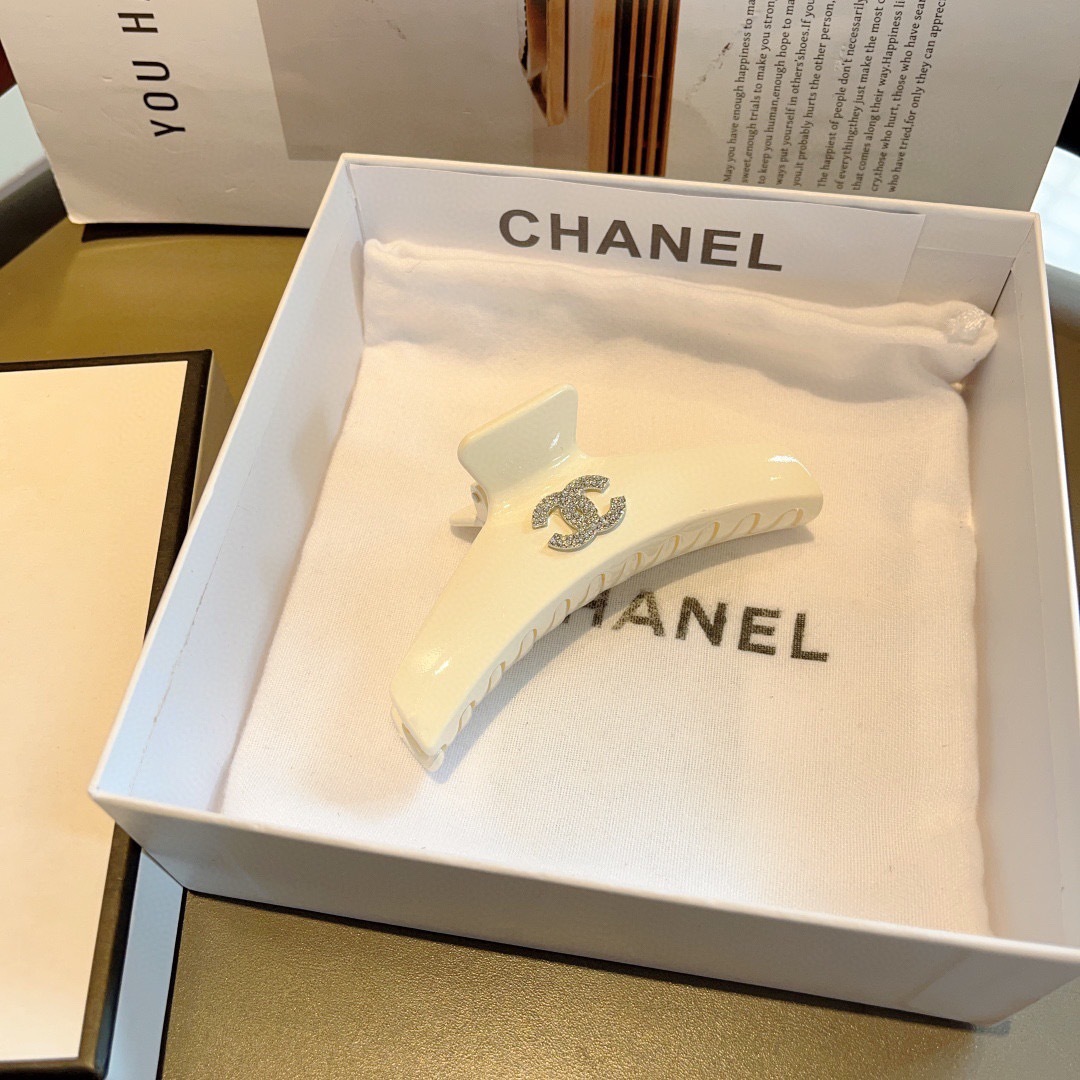 配包装
CHANEL（香奈儿）新款手工贴钻网红抓夹，高级感字母简约复古发夹原单货，简约百搭，潮女必备品，