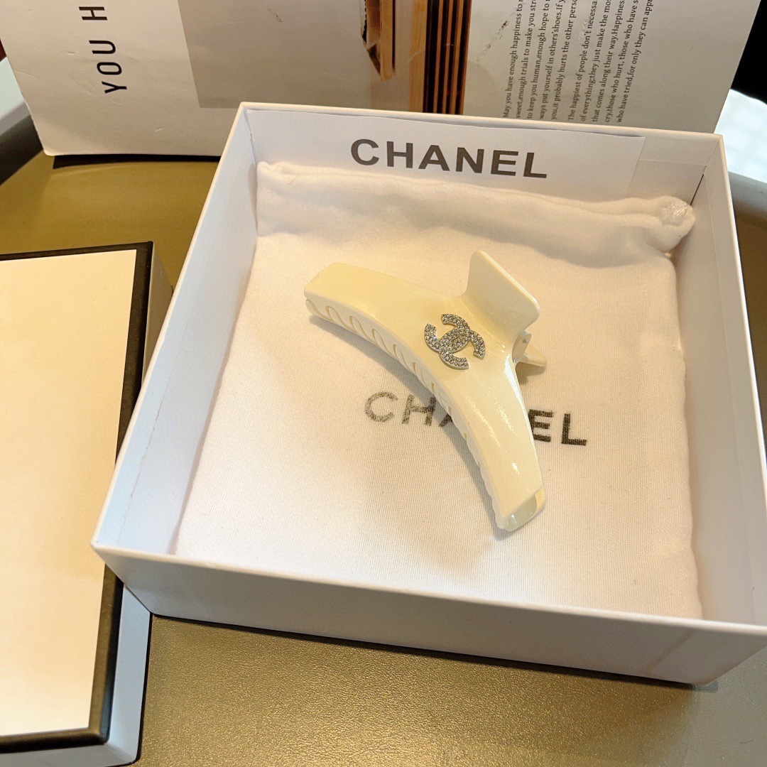 配包装
CHANEL（香奈儿）新款手工贴钻网红抓夹，高级感字母简约复古发夹原单货，简约百搭，潮女必备品，