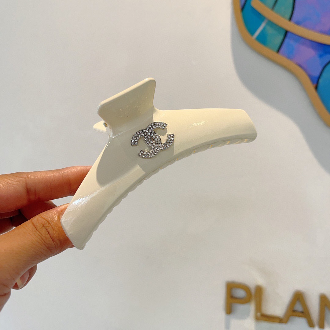 配包装
CHANEL（香奈儿）新款手工贴钻网红抓夹，高级感字母简约复古发夹原单货，简约百搭，潮女必备品，