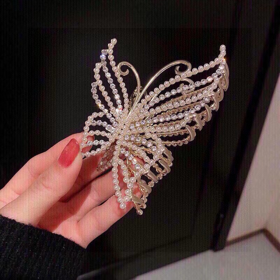 配包装
ＣＨＡＮＥＬ香奈儿镶钻珍珠轻奢简约抓夹，网红时尚潮流，女神必备单品，超级精致哦!名媛范儿。