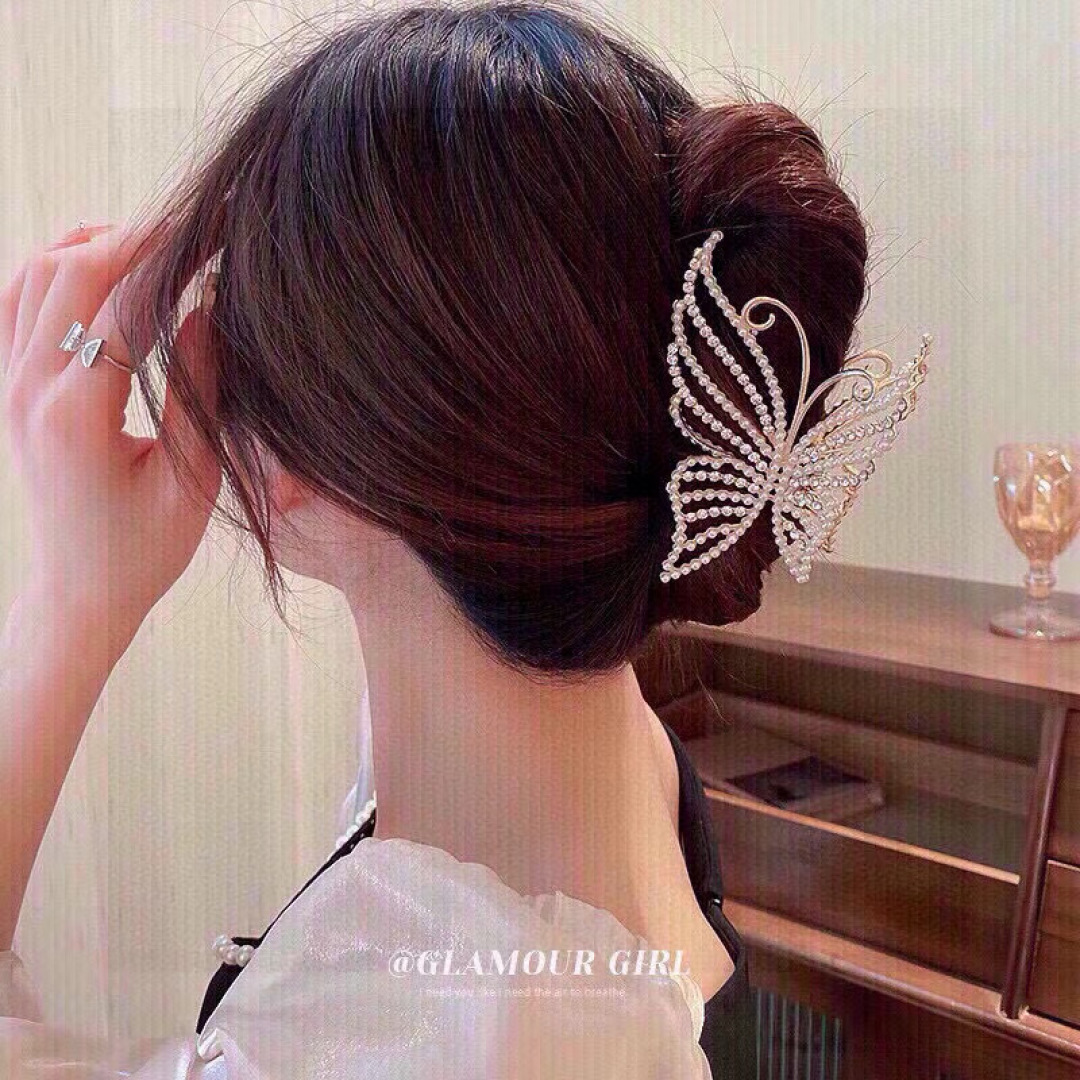 配包装
ＣＨＡＮＥＬ香奈儿镶钻珍珠轻奢简约抓夹，网红时尚潮流，女神必备单品，超级精致哦!名媛范儿。