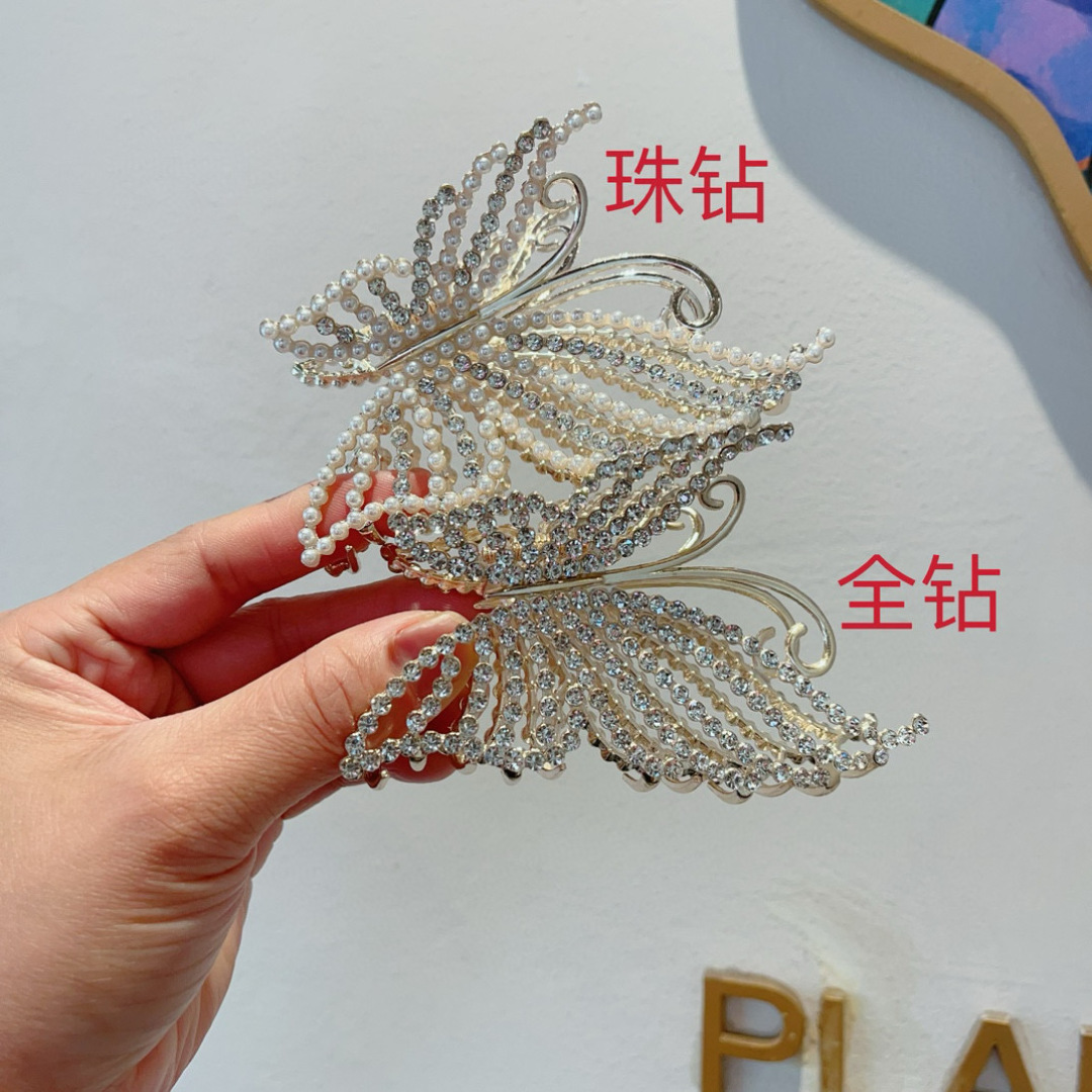 配包装
ＣＨＡＮＥＬ香奈儿镶钻珍珠轻奢简约抓夹，网红时尚潮流，女神必备单品，超级精致哦!名媛范儿。
