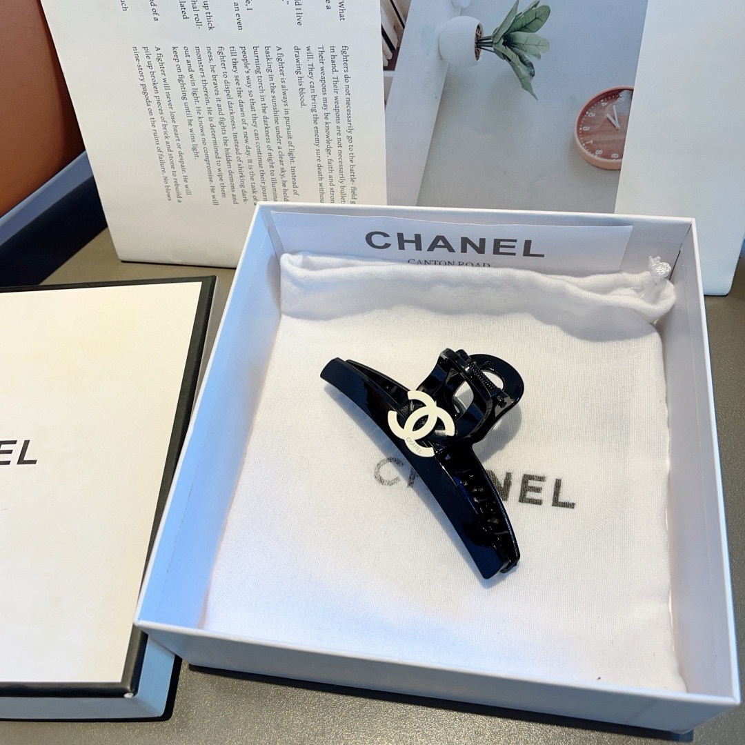 配包装
CHANEL（香奈儿）新款手工贴钻网红抓夹，高级感字母简约复古发夹原单货，简约百搭，潮女必备品，