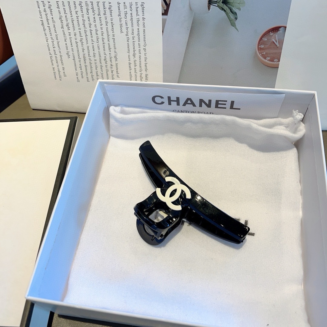配包装
CHANEL（香奈儿）新款手工贴钻网红抓夹，高级感字母简约复古发夹原单货，简约百搭，潮女必备品，