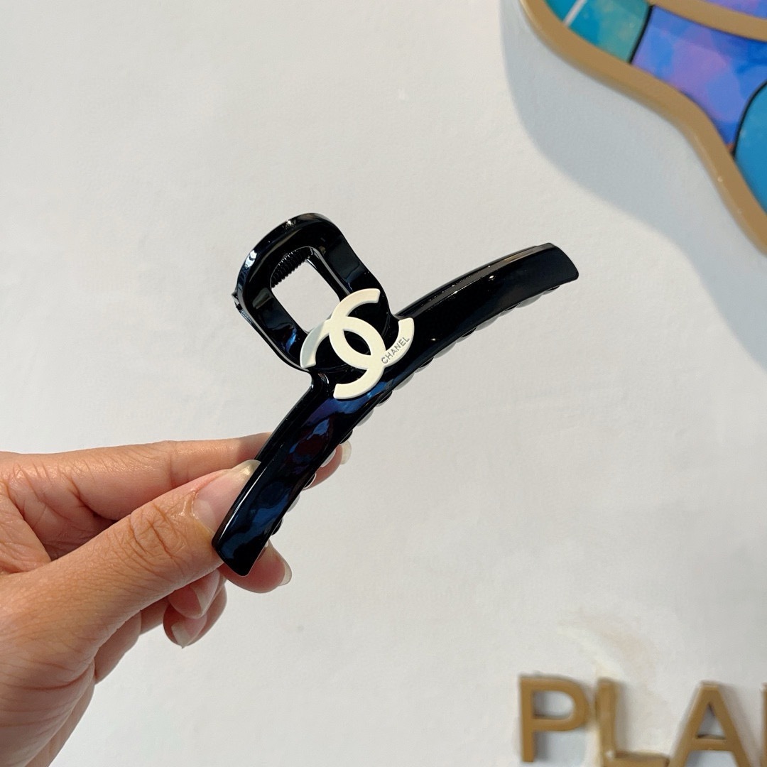 配包装
CHANEL（香奈儿）新款手工贴钻网红抓夹，高级感字母简约复古发夹原单货，简约百搭，潮女必备品，