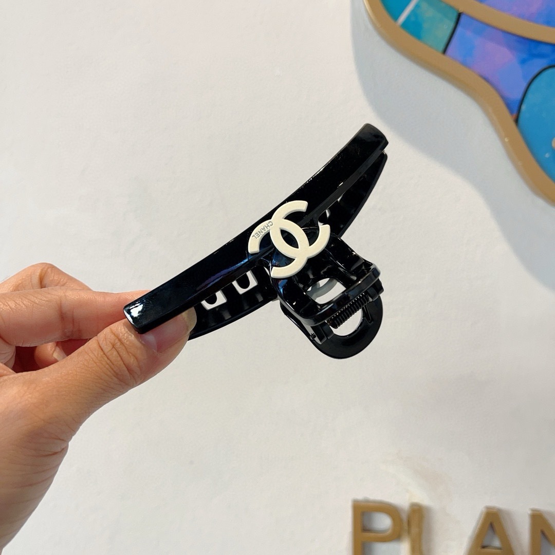 配包装
CHANEL（香奈儿）新款手工贴钻网红抓夹，高级感字母简约复古发夹原单货，简约百搭，潮女必备品，