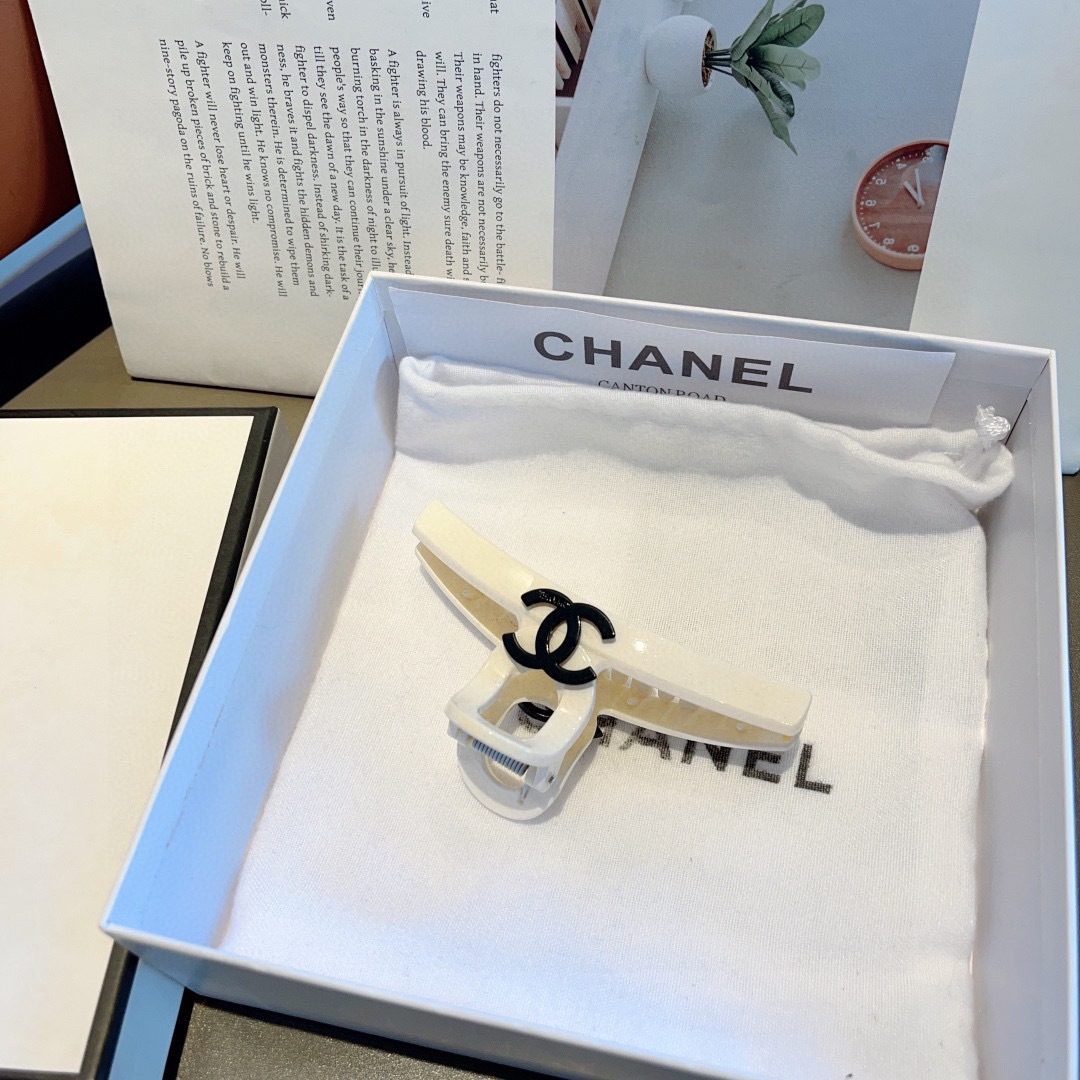 配包装
CHANEL（香奈儿）新款手工贴钻网红抓夹，高级感字母简约复古发夹原单货，简约百搭，潮女必备品，