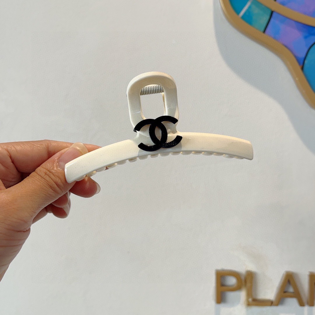 配包装
CHANEL（香奈儿）新款手工贴钻网红抓夹，高级感字母简约复古发夹原单货，简约百搭，潮女必备品，
