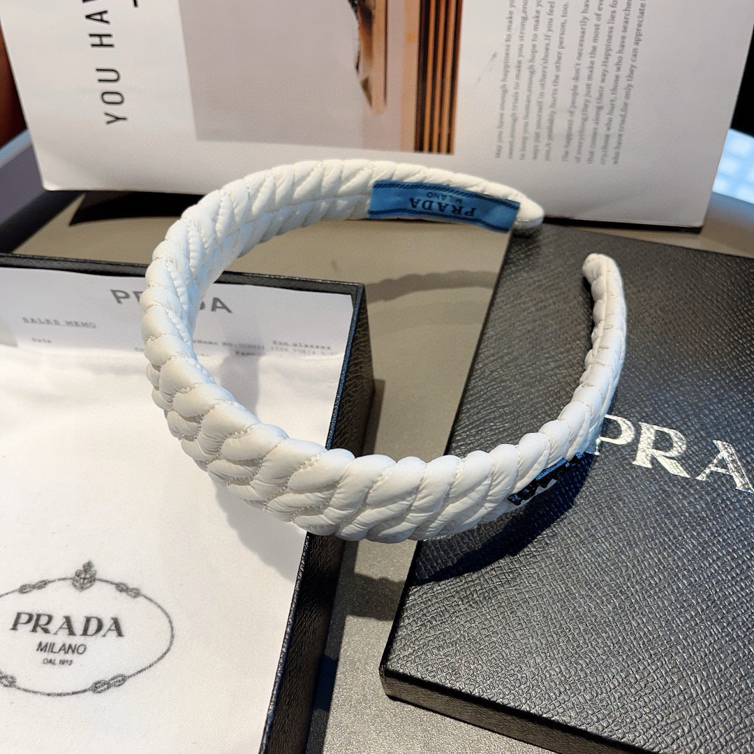 配包装
PRADA （普拉达） 新款潮流字母发箍。气质女神必备单品，非常百搭，时尚潮流， 戴上它满满的高