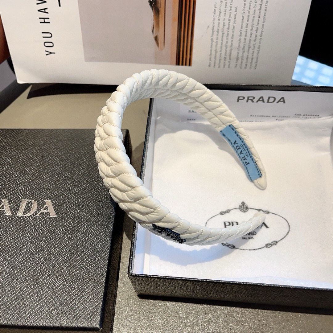配包装
PRADA （普拉达） 新款潮流字母发箍。气质女神必备单品，非常百搭，时尚潮流， 戴上它满满的高