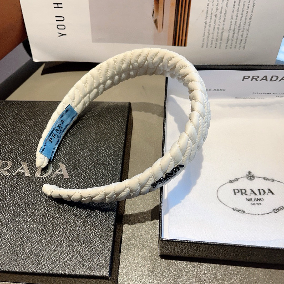 配包装
PRADA （普拉达） 新款潮流字母发箍。气质女神必备单品，非常百搭，时尚潮流， 戴上它满满的高