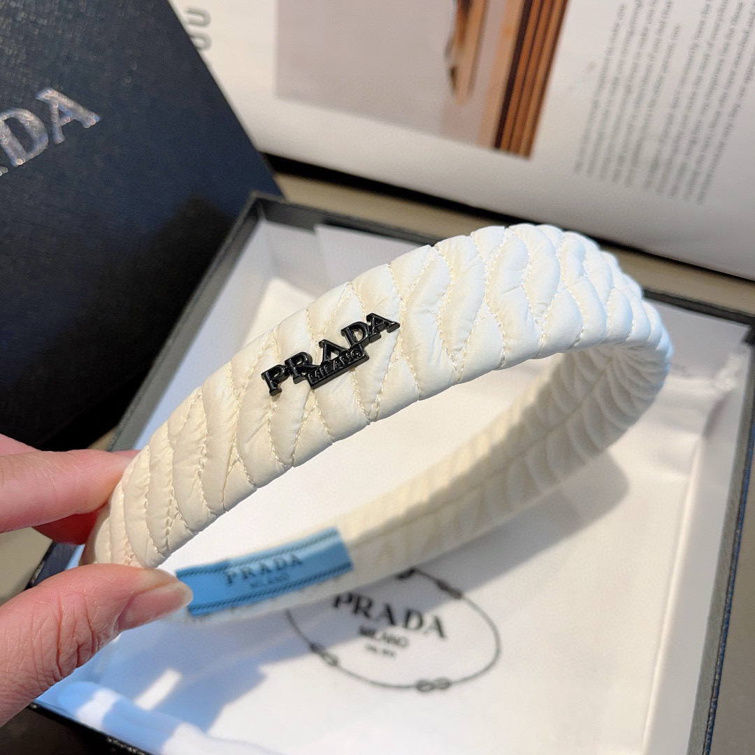 配包装
PRADA （普拉达） 新款潮流字母发箍。气质女神必备单品，非常百搭，时尚潮流， 戴上它满满的高