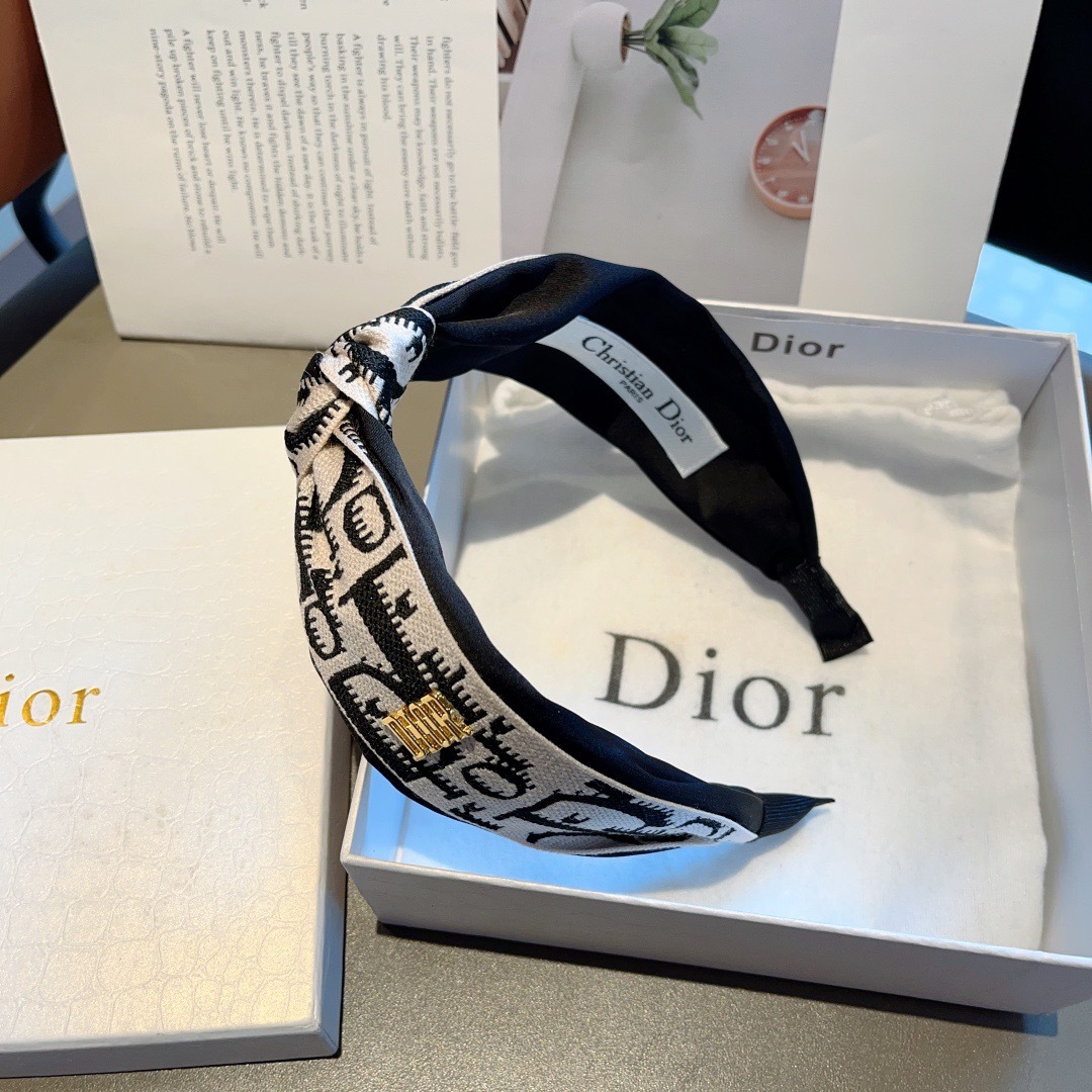 配包装
Dior（迪奥） 火爆新款打结款宽版发箍,专柜原单头箍 让你的魅力绽放 清新淑女范让时尚更简单。