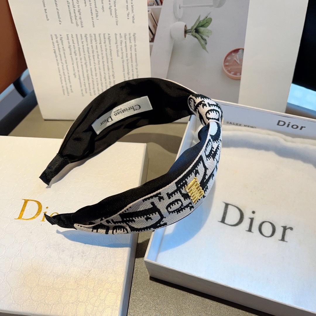 配包装
Dior（迪奥） 火爆新款打结款宽版发箍,专柜原单头箍 让你的魅力绽放 清新淑女范让时尚更简单。