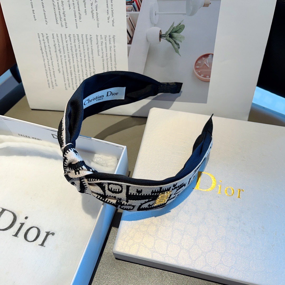 配包装
Dior（迪奥） 火爆新款打结款宽版发箍,专柜原单头箍 让你的魅力绽放 清新淑女范让时尚更简单。