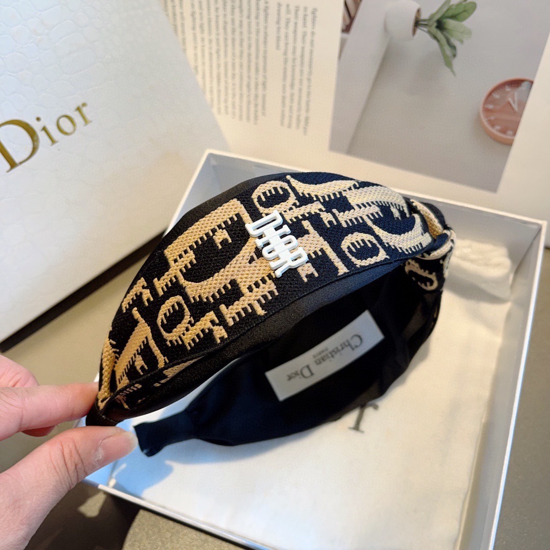 配包装
Dior（迪奥） 火爆新款打结款宽版发箍,专柜原单头箍 让你的魅力绽放 清新淑女范让时尚更简单。