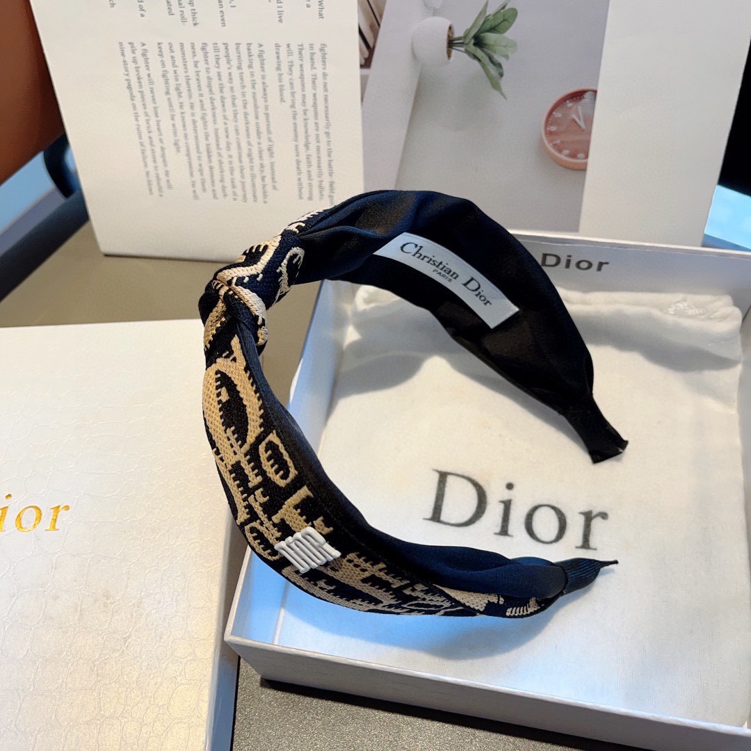 配包装
Dior（迪奥） 火爆新款打结款宽版发箍,专柜原单头箍 让你的魅力绽放 清新淑女范让时尚更简单。